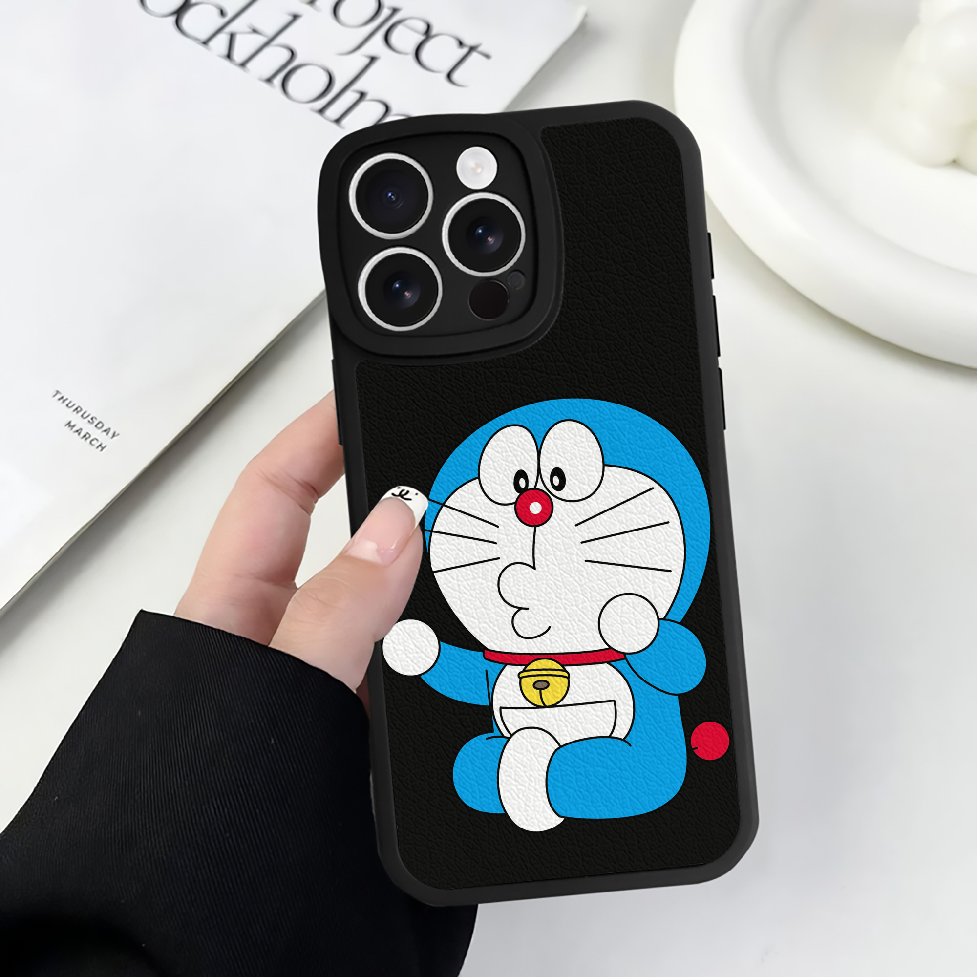 （画像用） ドラえもん Doraemon 【iPhone 16シリーズ対応】シリコンスマホケース（レザー調） 材質：シリコン
